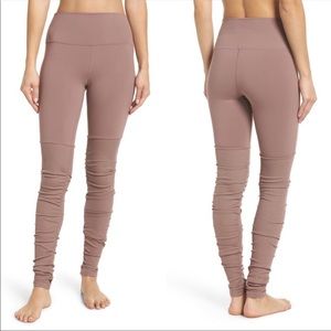 Alo Goddess legging in rose
